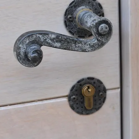 Charming Stone House In Old Town شقة