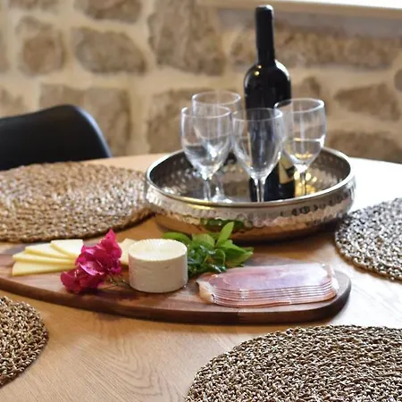 Charming Stone House In Old Town شقة *