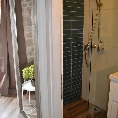 Charming Stone House In Old Town ツァヴタット