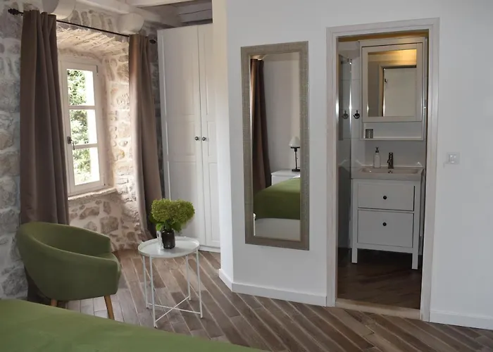 Charming Stone House In Old Town Apartment