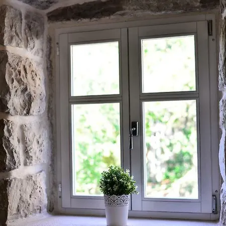아파트 Charming Stone House In Old Town 챠브타트