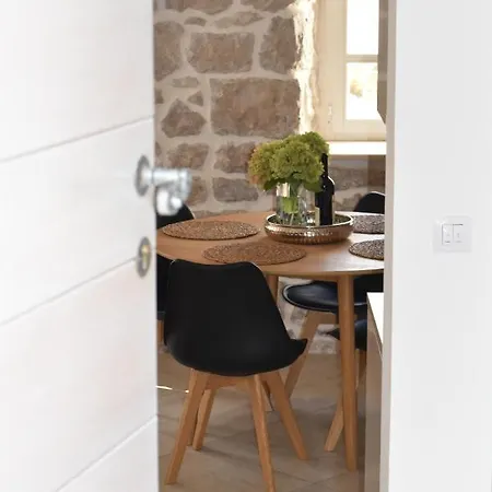 아파트 Charming Stone House In Old Town 챠브타트