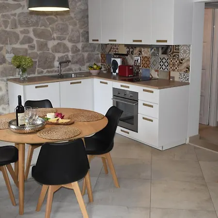 Charming Stone House In Old Town 챠브타트