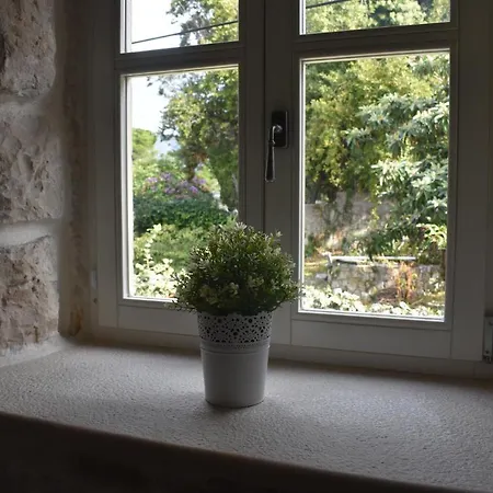 Charming Stone House In Old Town 아파트